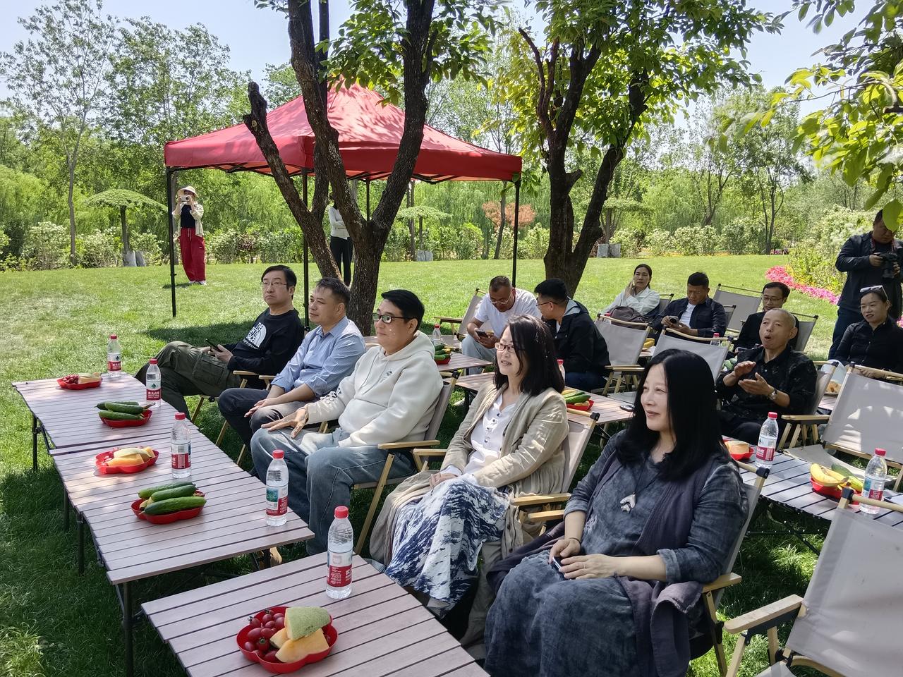 今天上午(周六)临沂市青作协和沂河新区作协联合举办的“五月·园韵”文学采风暨草地