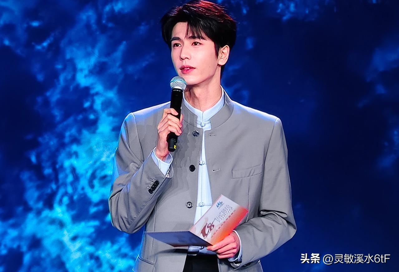 影视界的青年才俊张凌赫在海峡论坛上的演讲，这次海峡论坛六分钟演讲全程脱稿，说话口