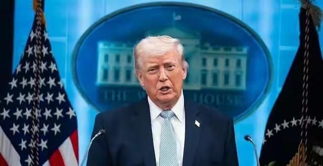 升级了！伊朗封锁第一道，美军封锁第二道。美刚宣布封锁霍尔木兹既然阻止不了伊朗收费