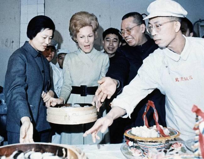 同一位美国前总统理查德·尼克松夫人帕特·尼克松。左图是1972年2月访问大陆时在