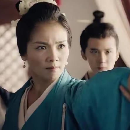 司马懿晚年，嫌弃50多岁的发妻张春华人老珠黄，不愿与她同房。他搬去别院，一去不复