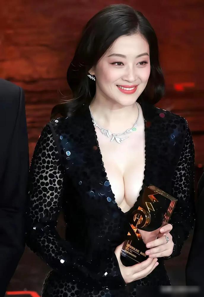 女人露肤就是风尘？你错了！梅婷袁泉李小冉告诉你真相。
 
你看梅婷，在剧里解开睡