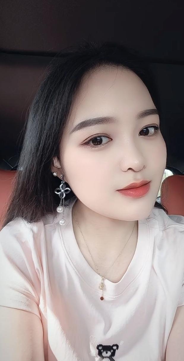 温柔甜美的自拍，车内氛围感十足！💖✨曾经那个青涩懵懂，拍照还会紧张到手足无措的