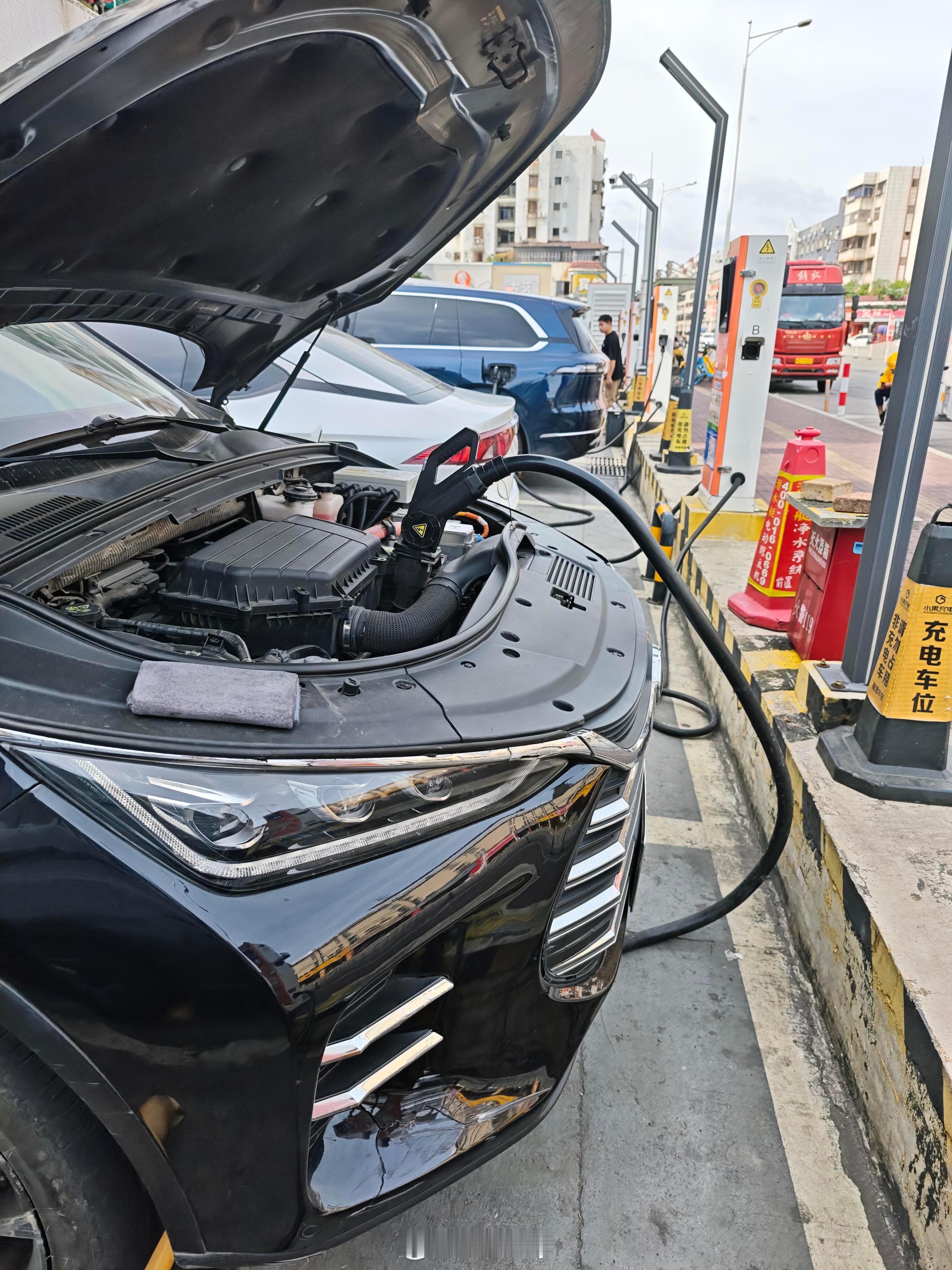 这辆比亚迪唐打开机器盖的充电方式，应该是自己改的快充吧？说实话还是有安全隐患的。