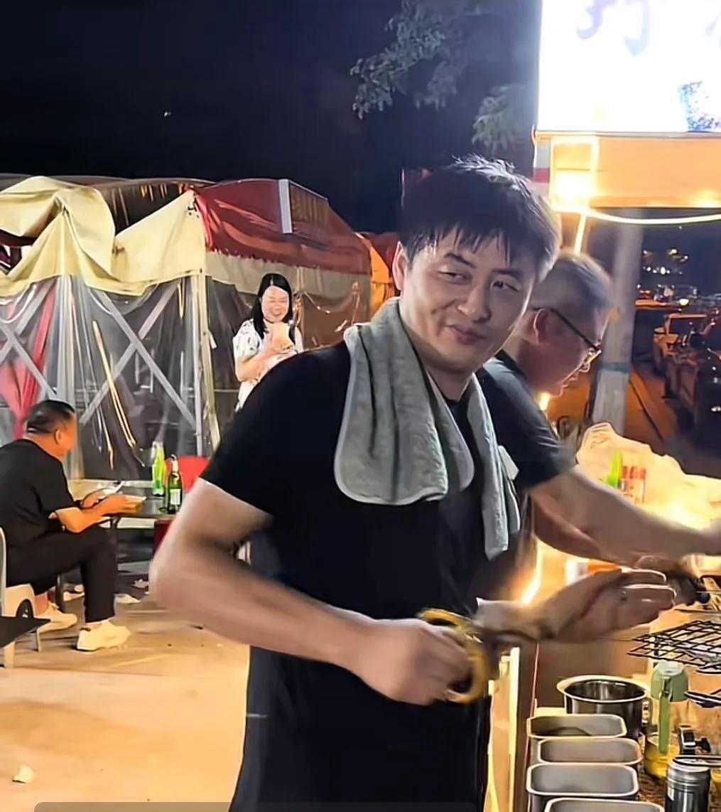 这也太像了！河南夜市这位烧烤老板，很多去过摊子的食客都说，实在太像张雪峰了。
