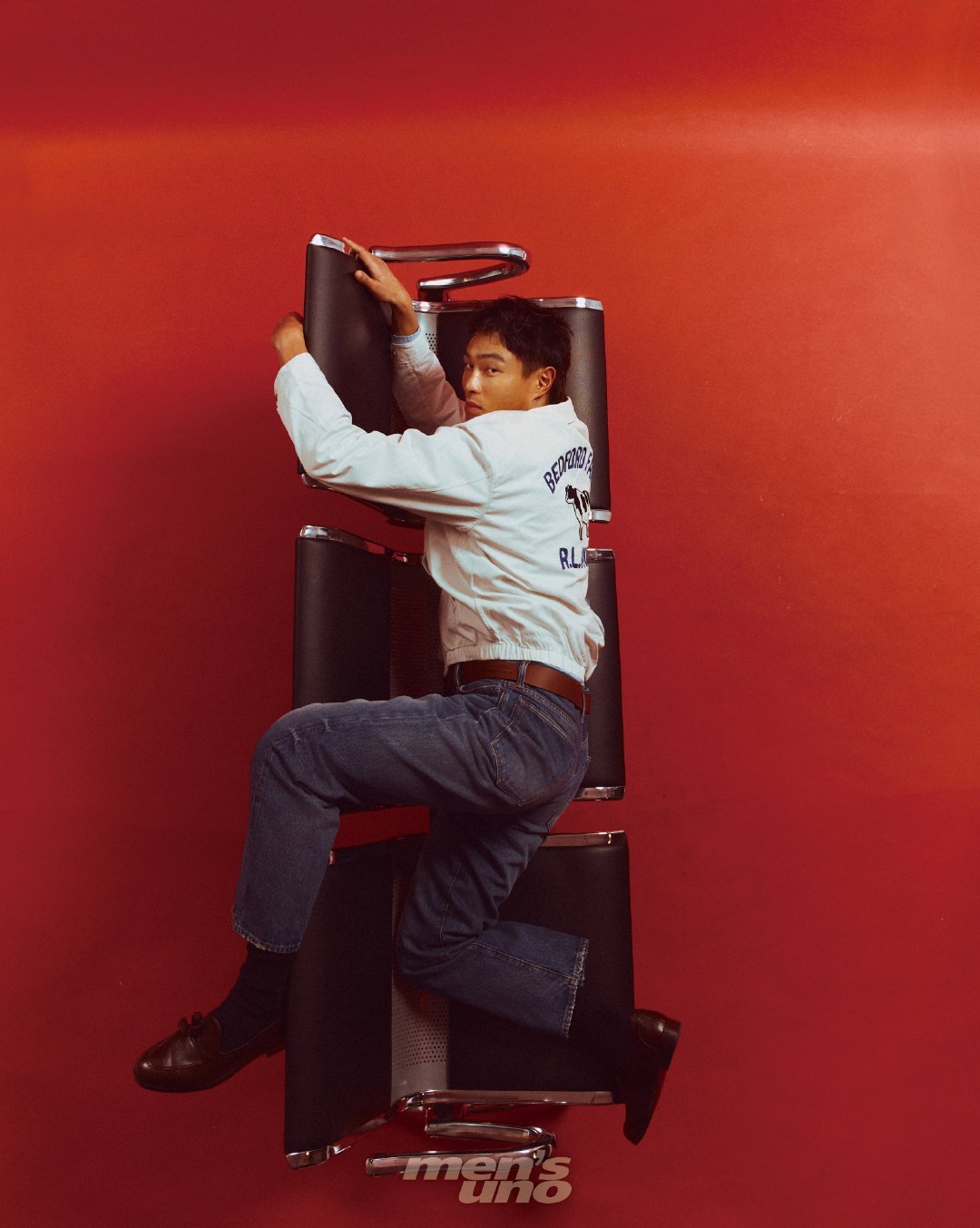 格纹西装内搭蓝衬衫，领带随意松开。慵懒中透着精致，像镜头里的角色，也像生活里的自