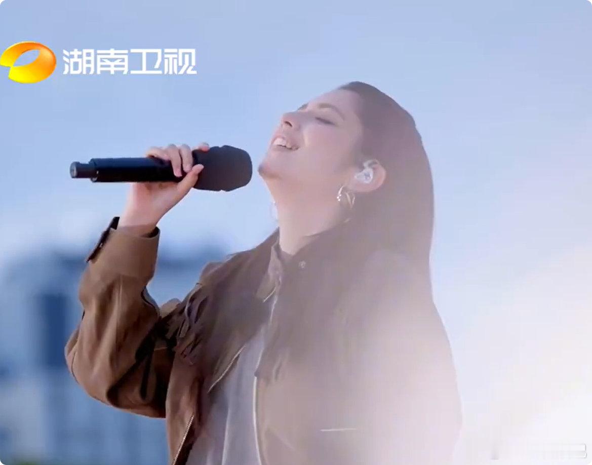 李佩玲每一首歌都是爱你老己声起地平线温柔又有态度，李佩玲用歌声诠释最好的爱就是爱