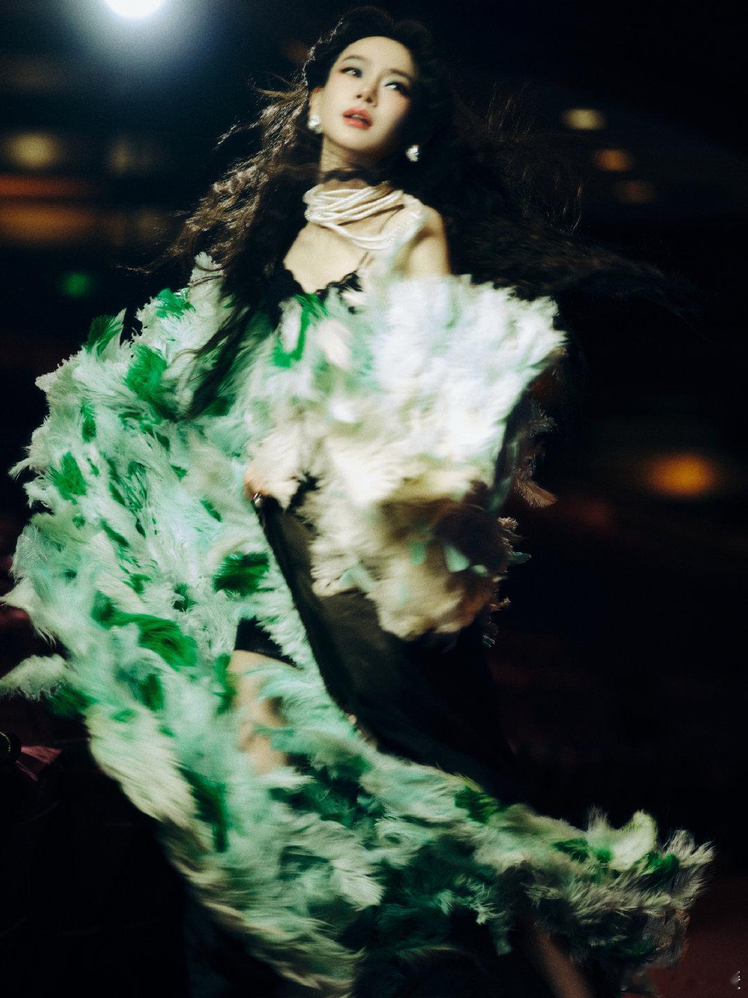 戚薇珍珠项链叠戴 戚薇搭配绝绝子，羽毛披风配黑色吊带裙，珍珠项链一叠戴，贵气感拉