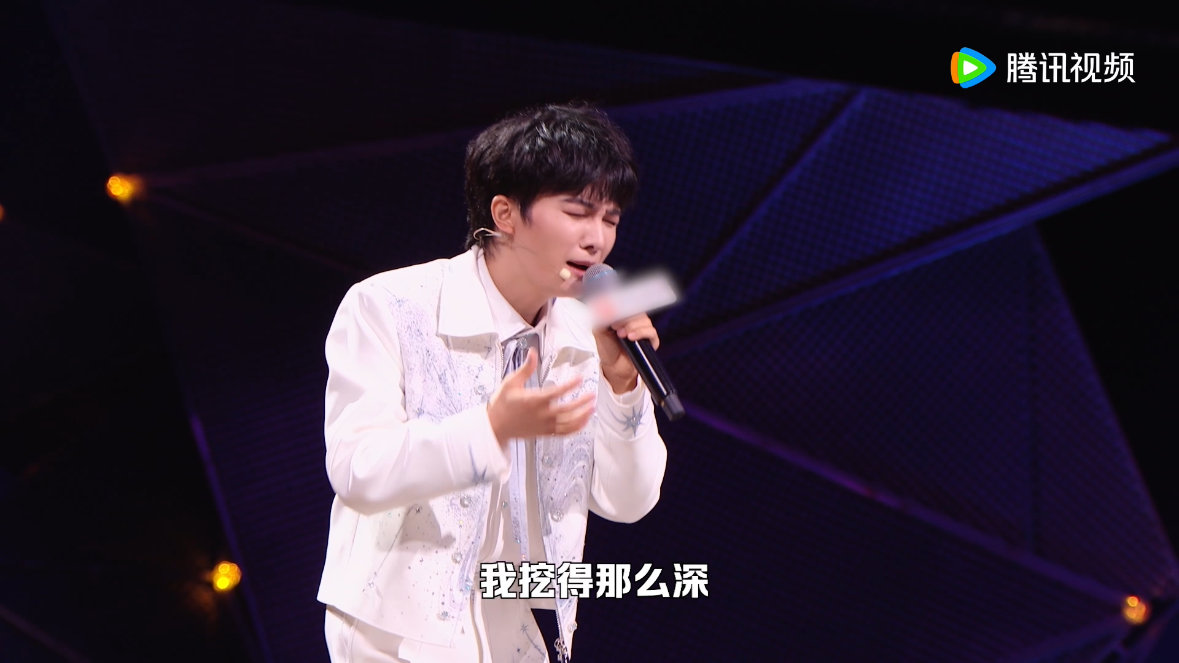 歌手周深挑战脱口秀全力以赴周深聊参与节目的感悟让人感慨，原来脱口秀不只是简单讲故