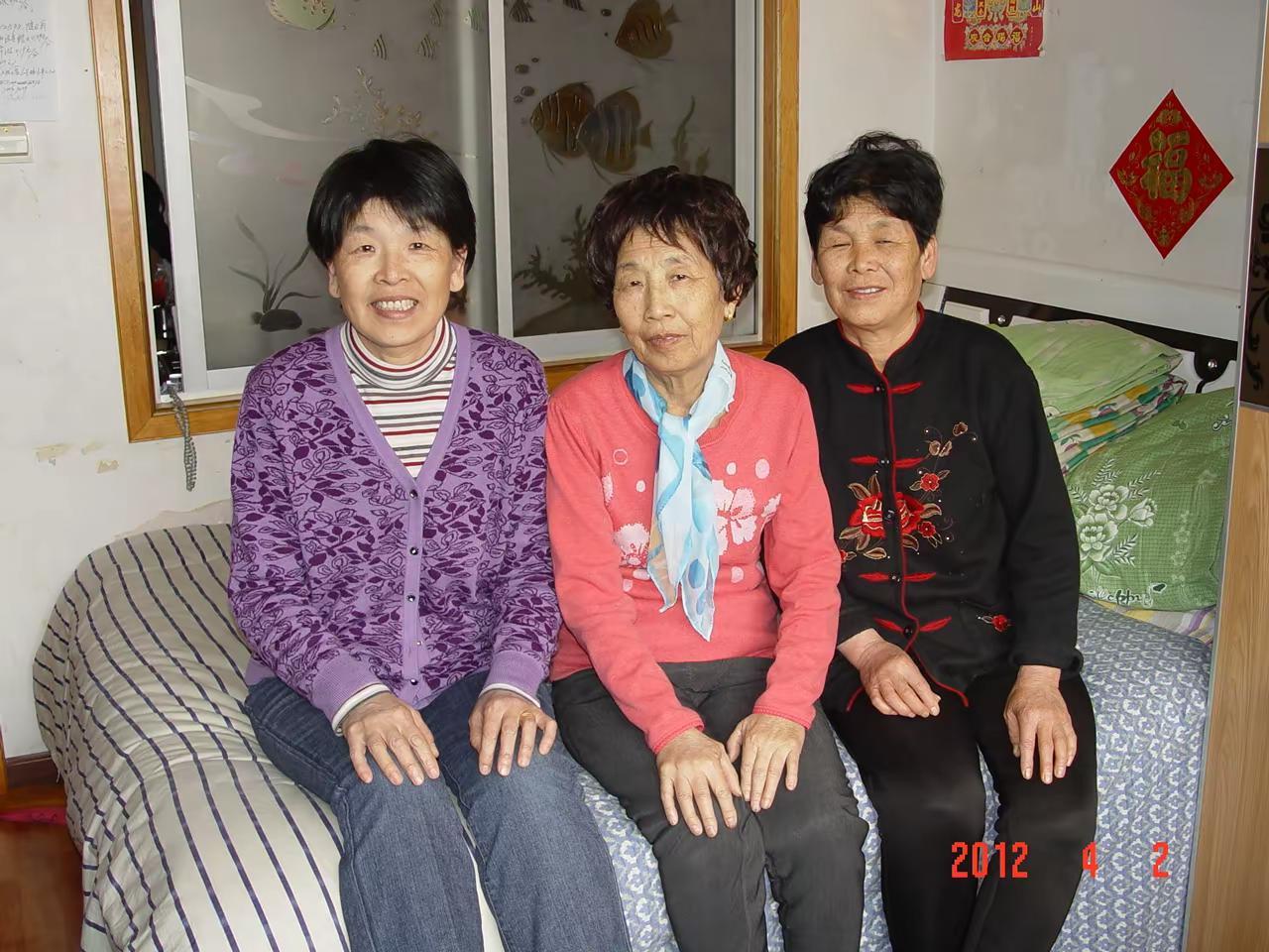 母亲生命中最后的日子。2012年初夏，在进行了8次化疗之后，母亲的身体已经不堪重