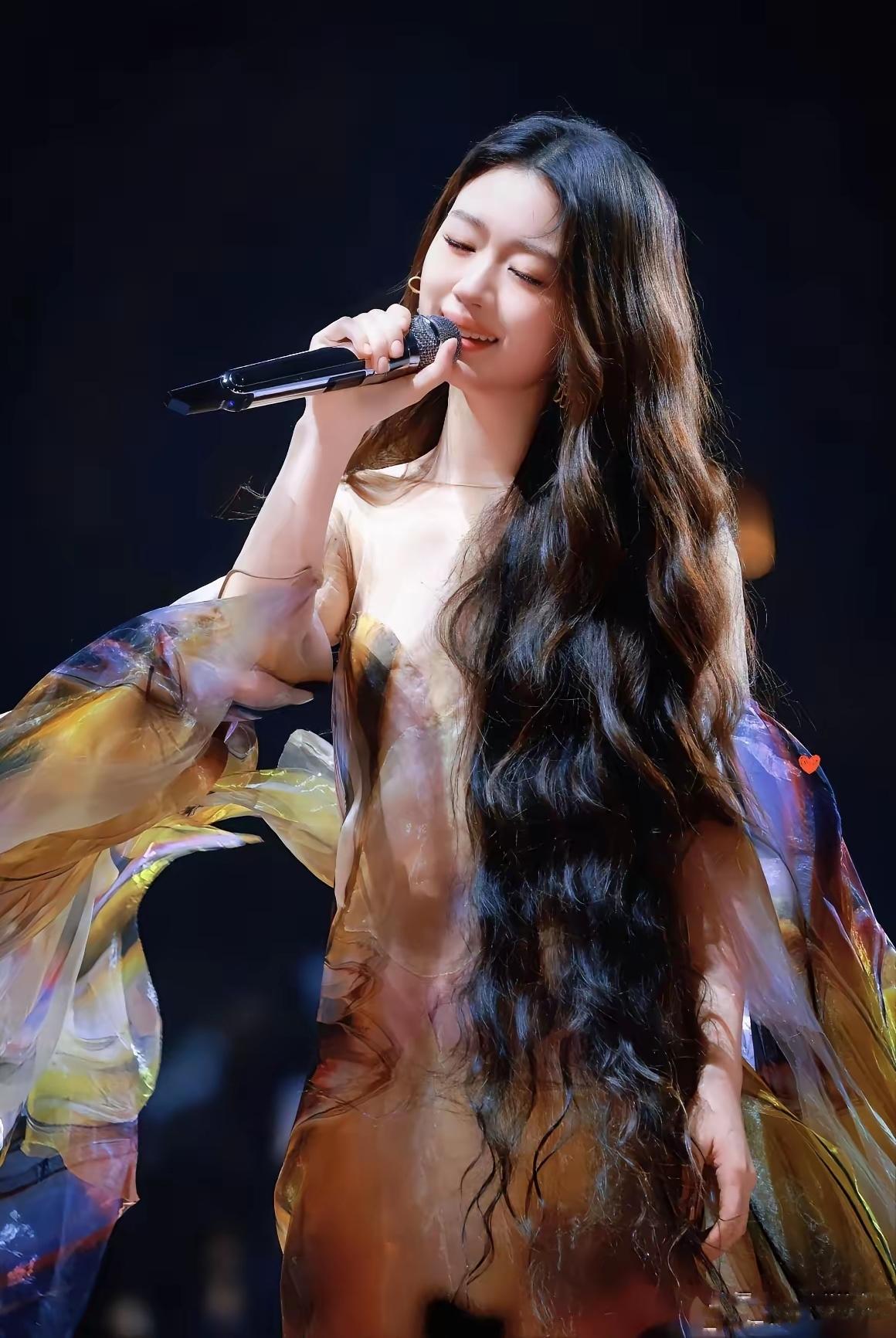 好家伙，单依纯这是咋了？

刚从侵权那摊子烂事里抽身，武汉演唱会就直接整了双20