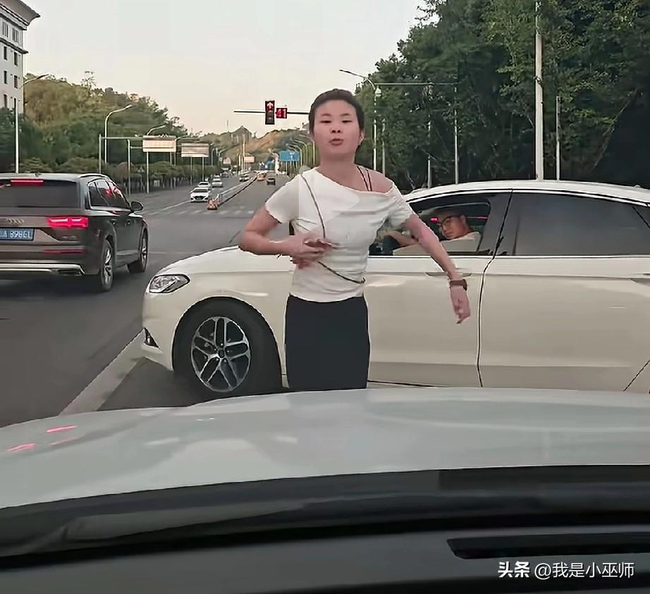 什么叫相由心生？
一个泼妇骂街吐口水，
一个斜眼看人目空一切，
不是一家人不进一