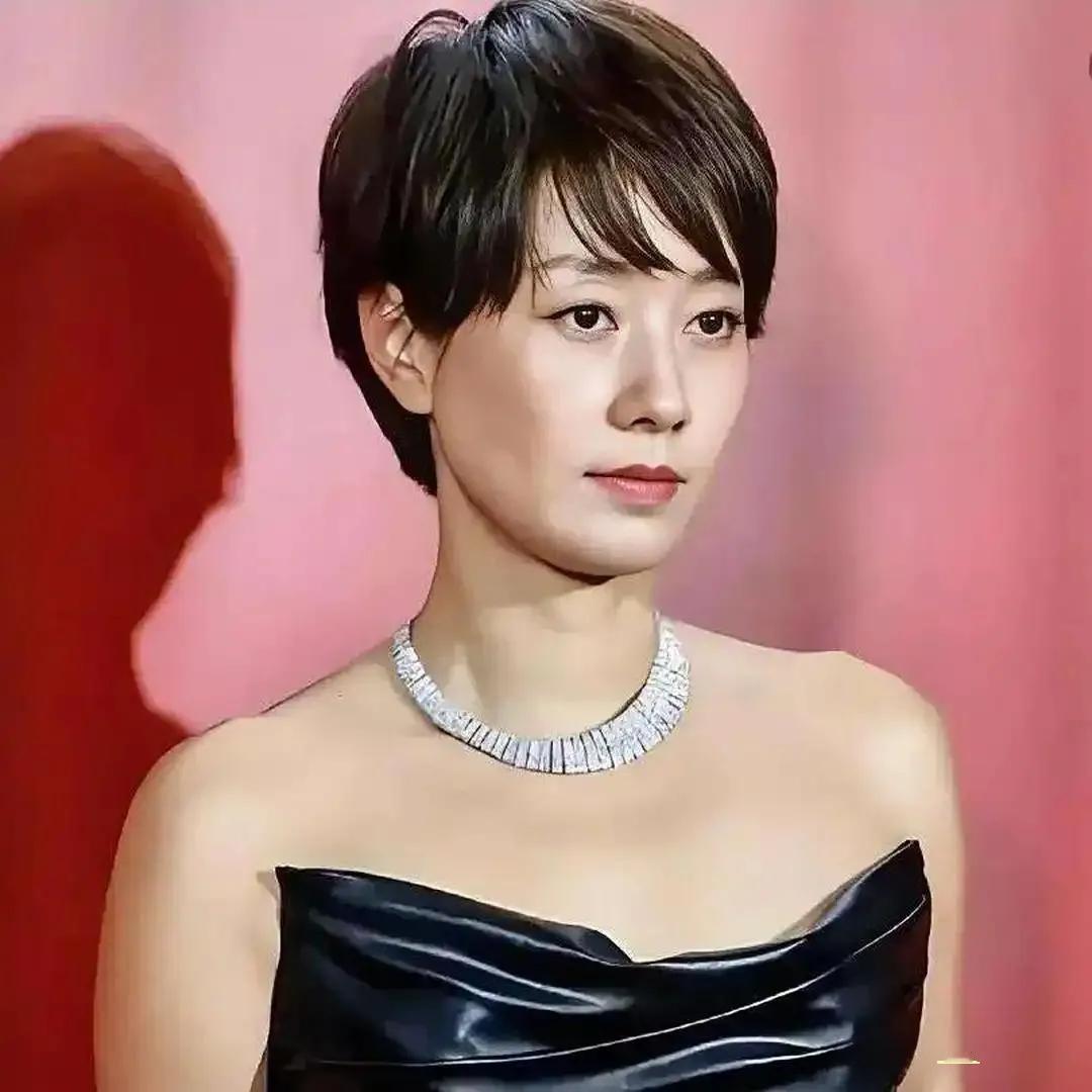 马伊琍估计要难过了，不是因为她的前夫文章开着大奔带女友兜风，而是这位女性朋友酷似