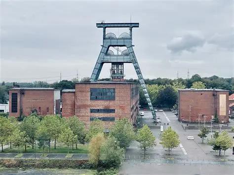 德国绿党折腾不止能源，德国工业根基已经被挖空。
德企集体投奔中国，不只是能源价格