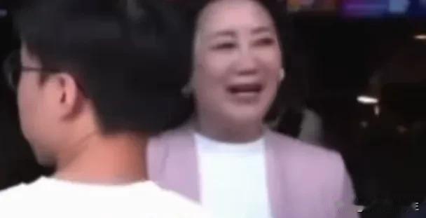 原来民进党台北市长参选人沈伯洋接受采访前都要先询问媒体要问什么问题，然后由幕僚写