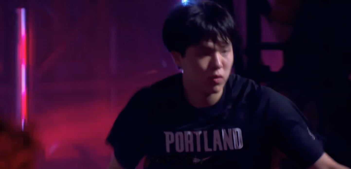 杨瀚森常规赛首秀 杨瀚森入场，主场播报都是中文！！！ ​​​