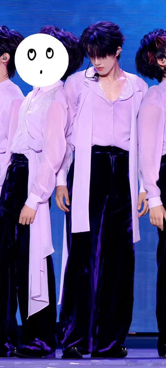 登陆少年演唱会直播状态登陆少年将青岛舞台化作专属主场，直播镜头全程捕捉成员身姿，