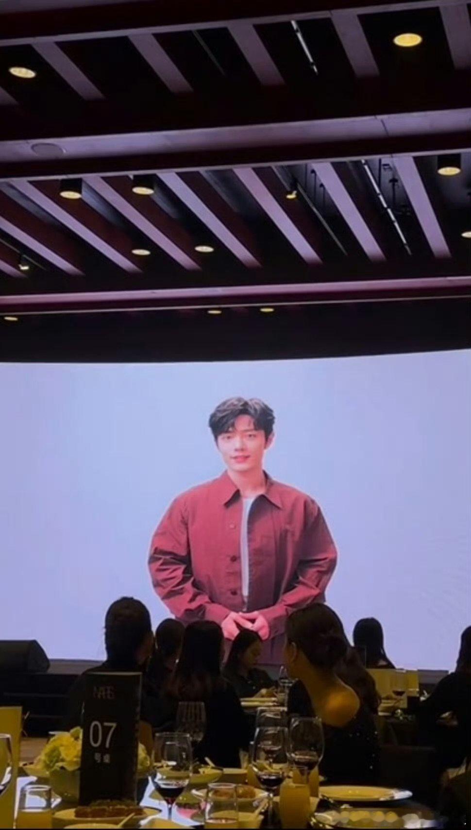 肖战年会新年祝福肖战在NARS年会送新年祝福啦