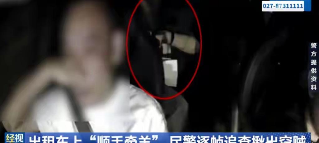 湖北武汉，女子打车把包落车上，联系司机后，司机好心专程送回。女子发现包里4300