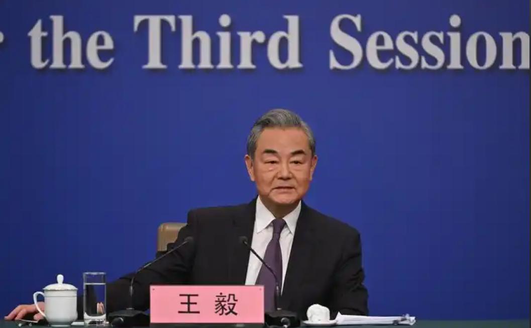 现在不管日本背后有没有美国，咱们已经不打算继续等下去了，王毅曾直言：我们有权对日