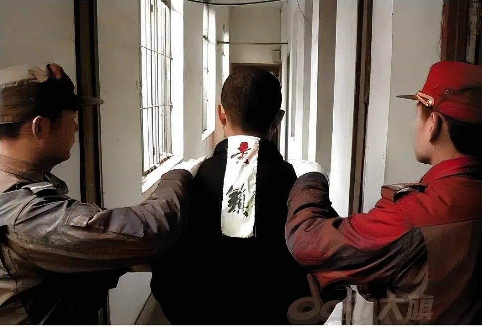 2005年，合肥看守所，黄镇被五花大绑，他的双手被法绳索紧紧捆住，身上还绑着一条