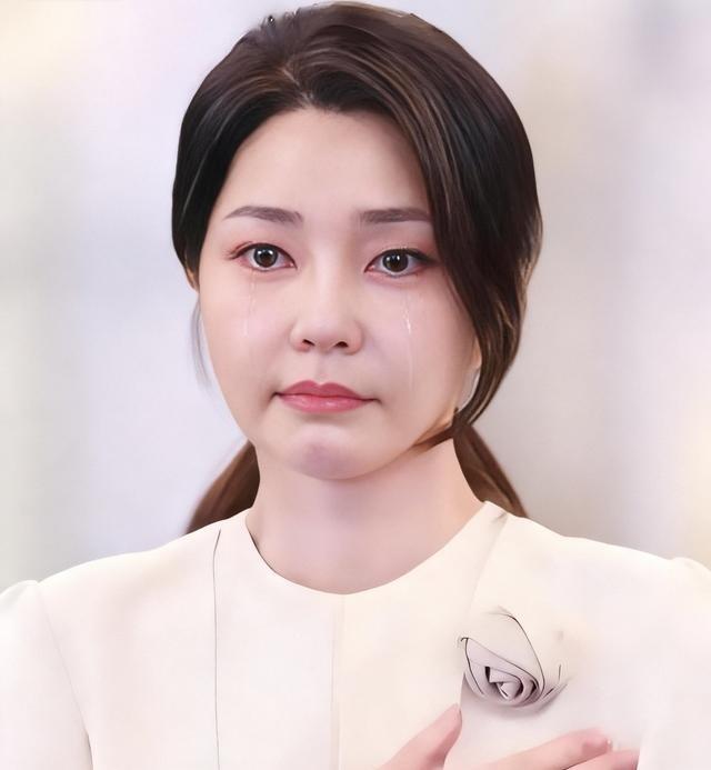 韩国最新消息！4月8日，首尔法庭一声锤响，金建希的富贵梦碎了韩国特检组当庭要求判