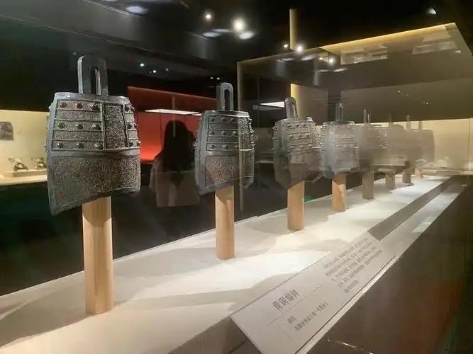 礼乐体系的三重印证

礼器规制：九鼎八簋八簠的组合严格遵循周制王级规格，同时融入