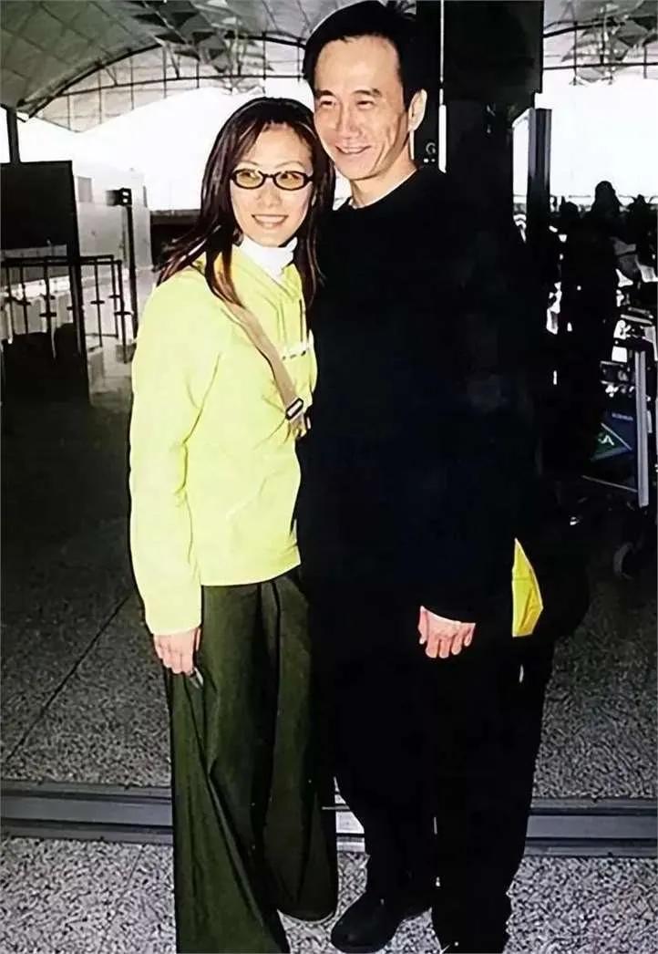 梁锦松曾热烈追求过陈慧珊，最后，传闻因大师说她“克夫”而放弃。梁锦松转身娶了面容
