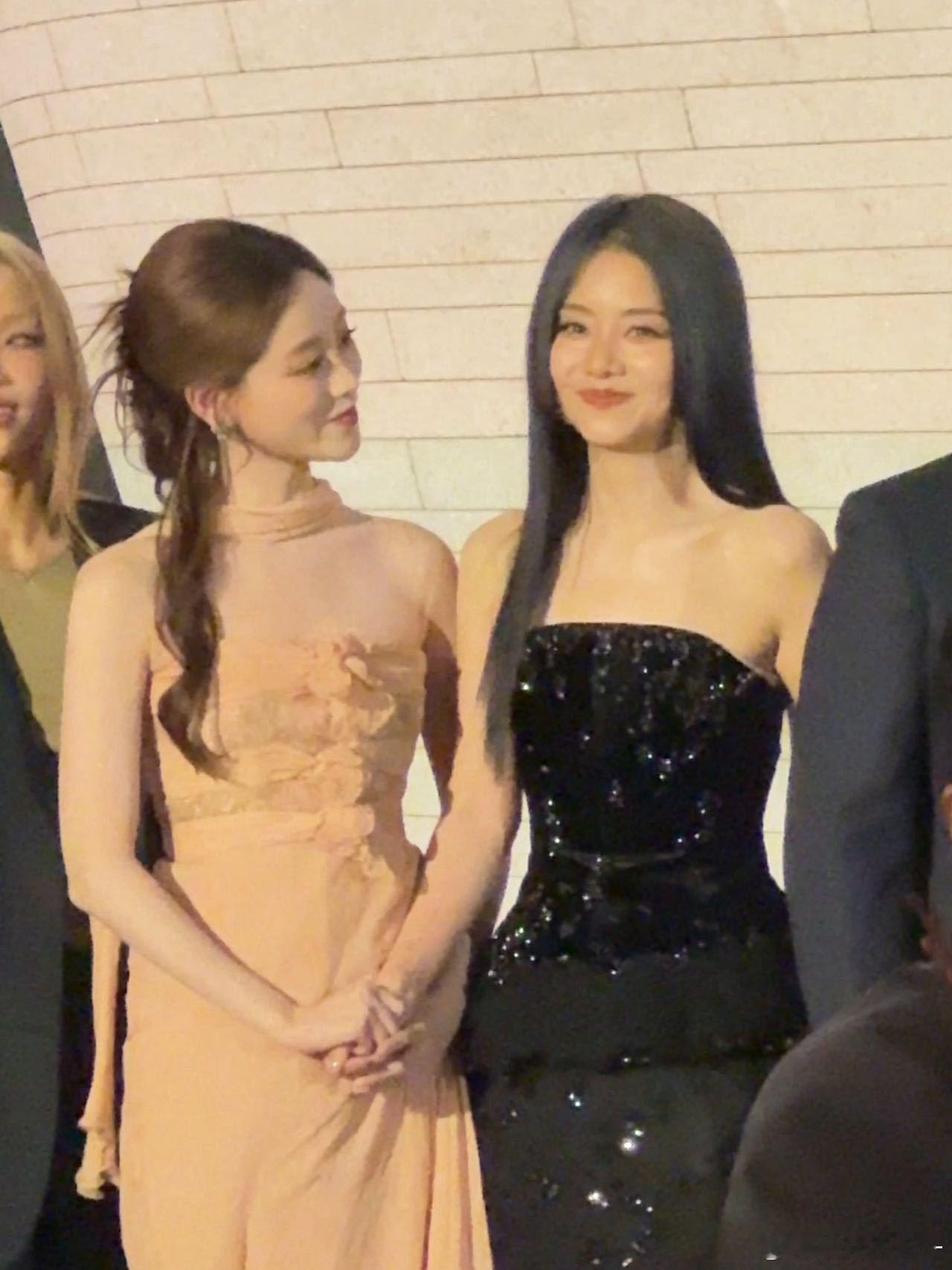 祝绪丹看谭松韵的眼神Wallpaper中文版设计大奖 祝绪丹和谭松韵在Wallp