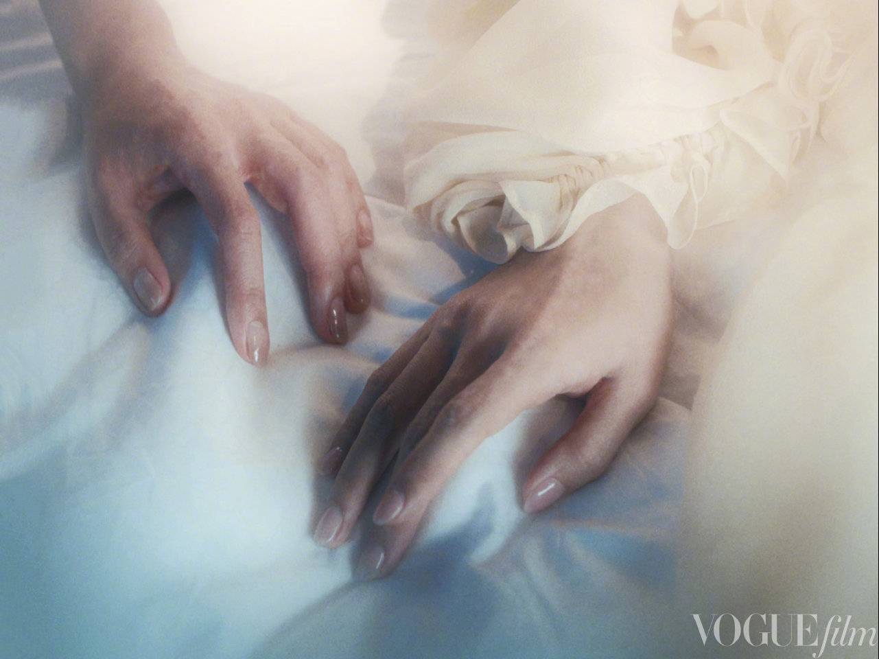 杨幂秦海璐VOGUEfilm短片杨幂秦海璐亲密的陌生人VOGUEfilm她视角新