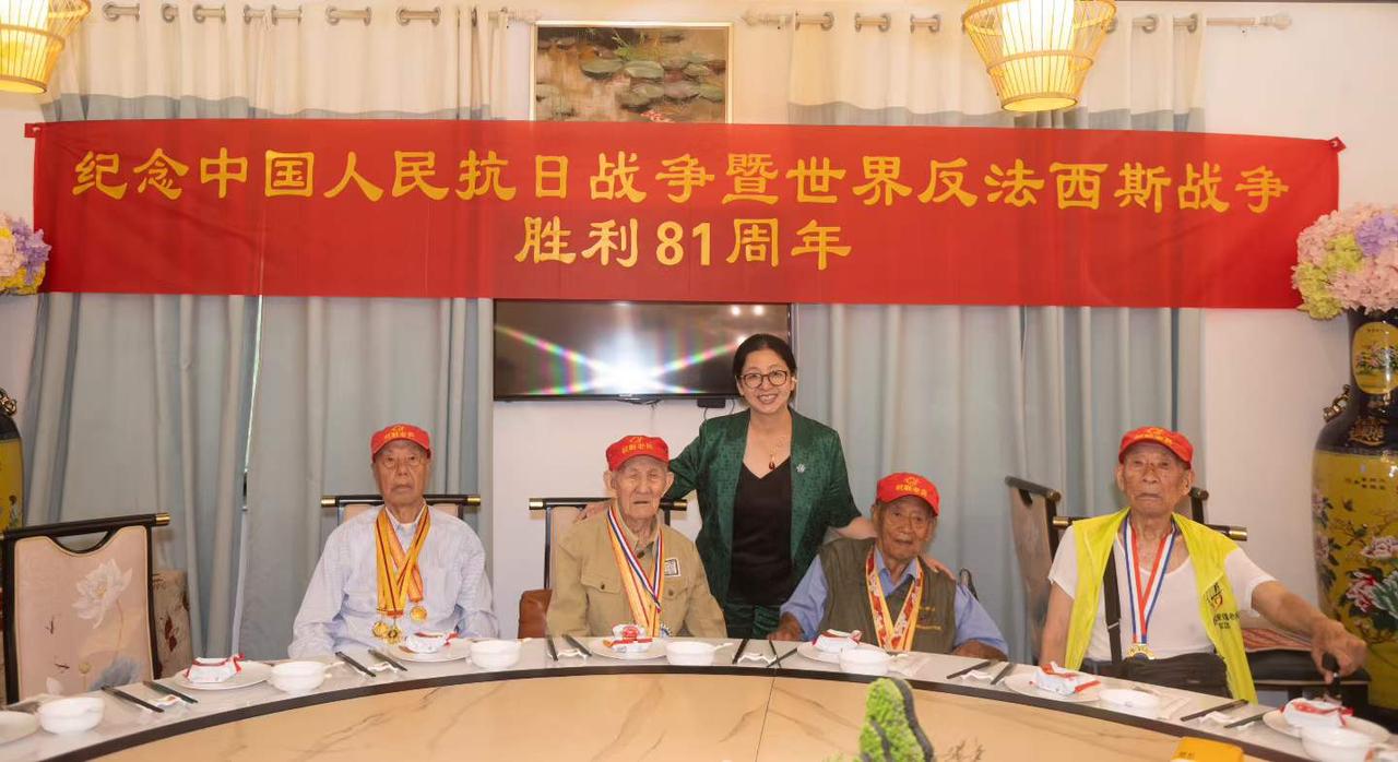 五位百岁抗战老兵爷爷在成都欢庆胜利。
今天
是中国人民抗战暨世界反法西斯战争胜利