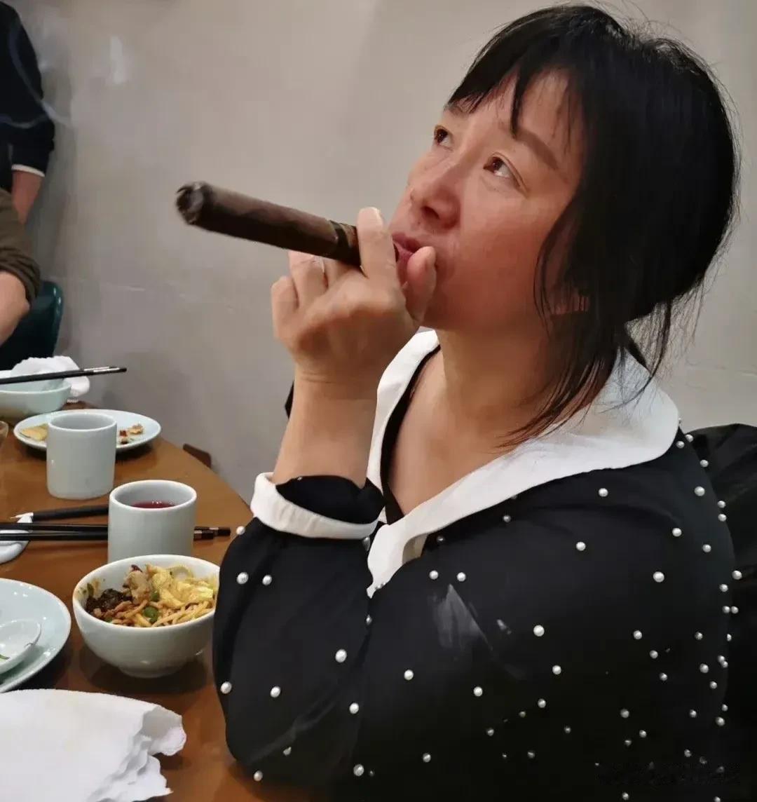 余秀华真是非常独特的存在，她一向都特立独行，其实女人吸烟已是很少见了，抽雪茄那更