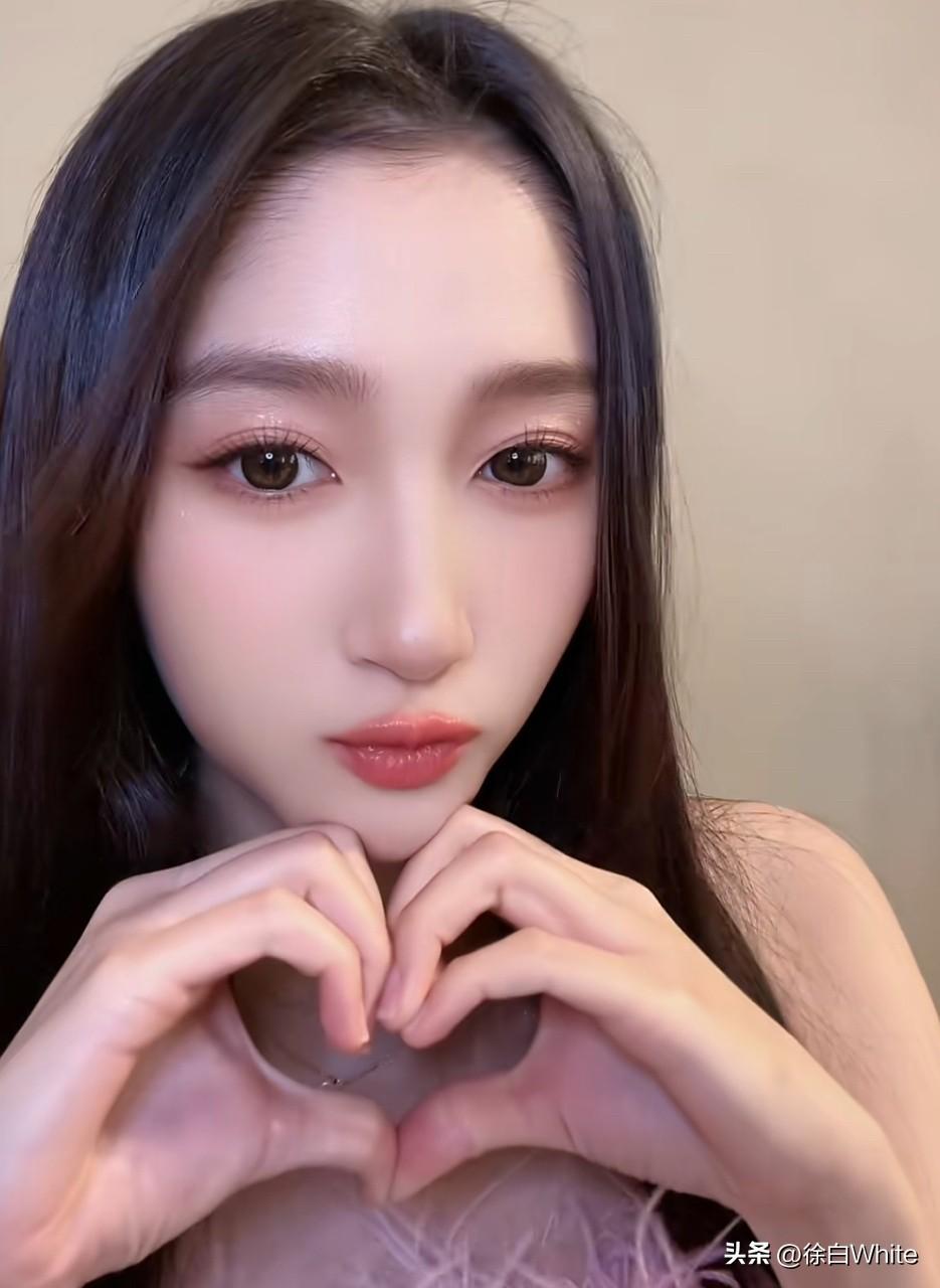 3月21日，鹿晗关晓彤又又又在热搜上站岗，对此两人毫无反应，一如既往的冷处理，让