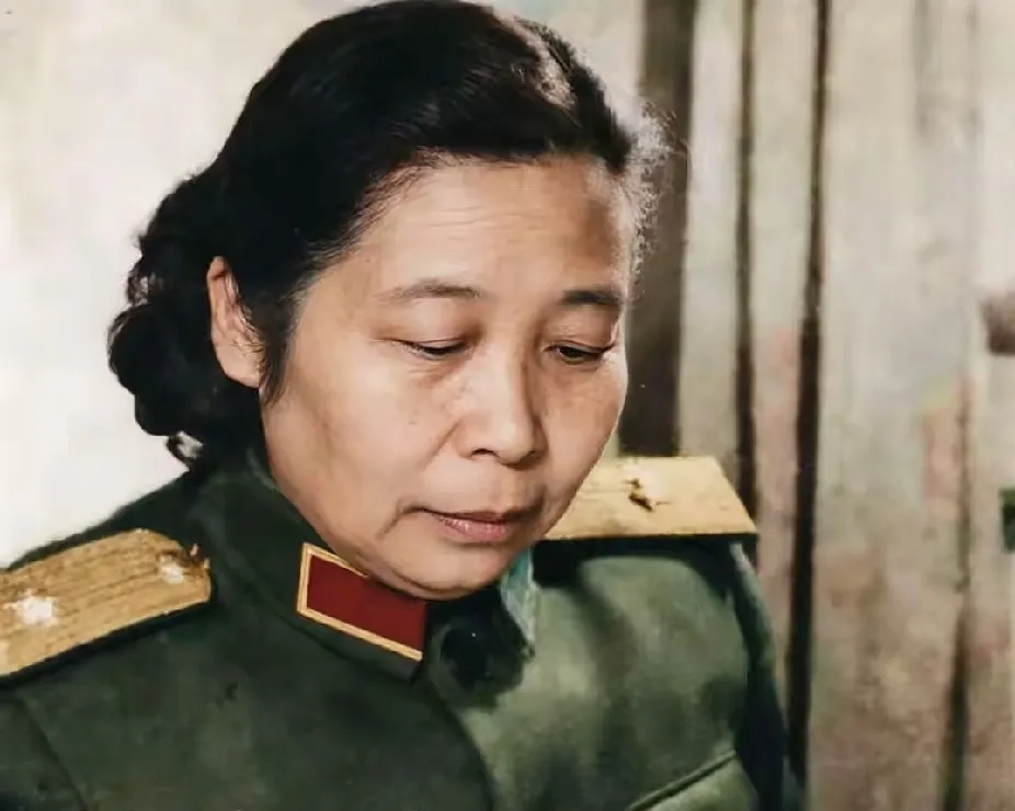 李贞，开国唯一女少将，丈夫是甘泗淇上将，她也是王震上将的妻子李新兰的姐姐。 