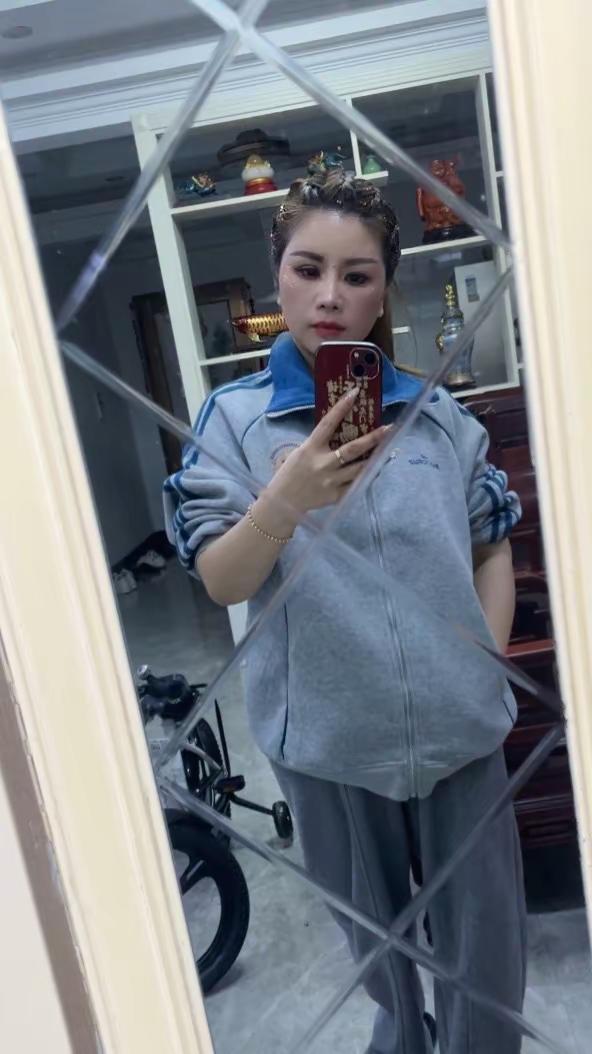 好久没演出，今天的妆容自己化了半小时