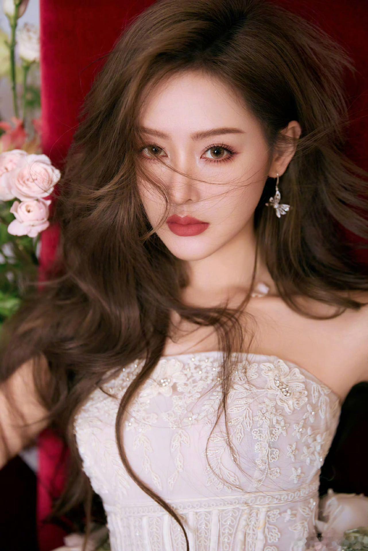 张天爱  听说张天爱要亮相微博之夜，超期待！她每次出场都魅力爆棚，颜值身段一直在