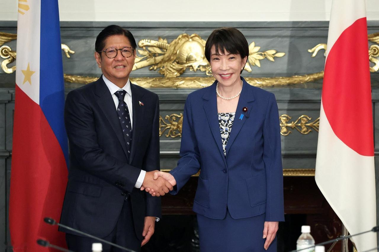 宫古岛上空的那朵云，压得有点低。

300名自卫队员，20名美国海军陆战队员，三