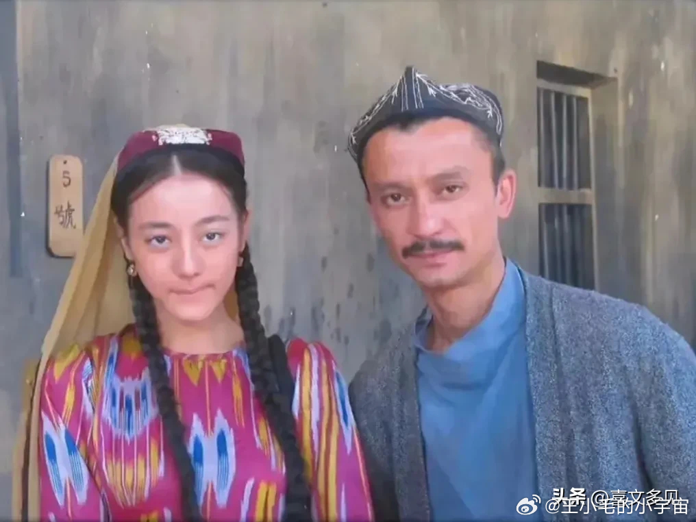 19岁的迪丽热巴，皮肤黑黑的，看起来像个普通村姑。这是迪丽热巴在出道作品《阿娜尔