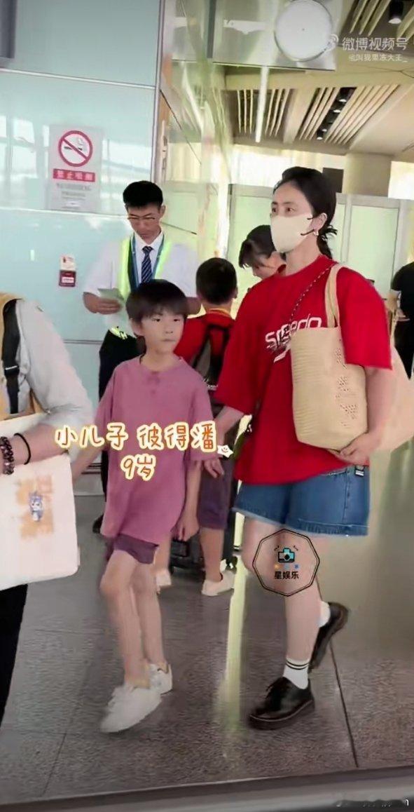 黄磊小儿子长得好像黄磊我咋感觉长得像妈妈呀？