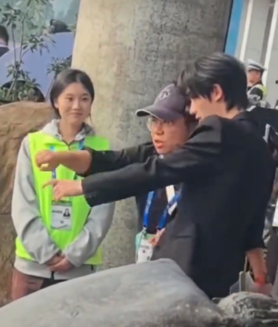 工作人员看丁程鑫的眼神工作人员演我看到丁程鑫 工作人员看丁程鑫的眼神好真实啊！！