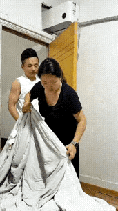 男子挣1万块钱交给妻子，想留200元当零花钱，妻子坚决不给，还出言不逊，男子怒发