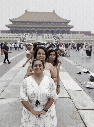 几个印度游客如此不守规矩，刷到这视频给我看生气了。

视频里一队印度籍游客，来到