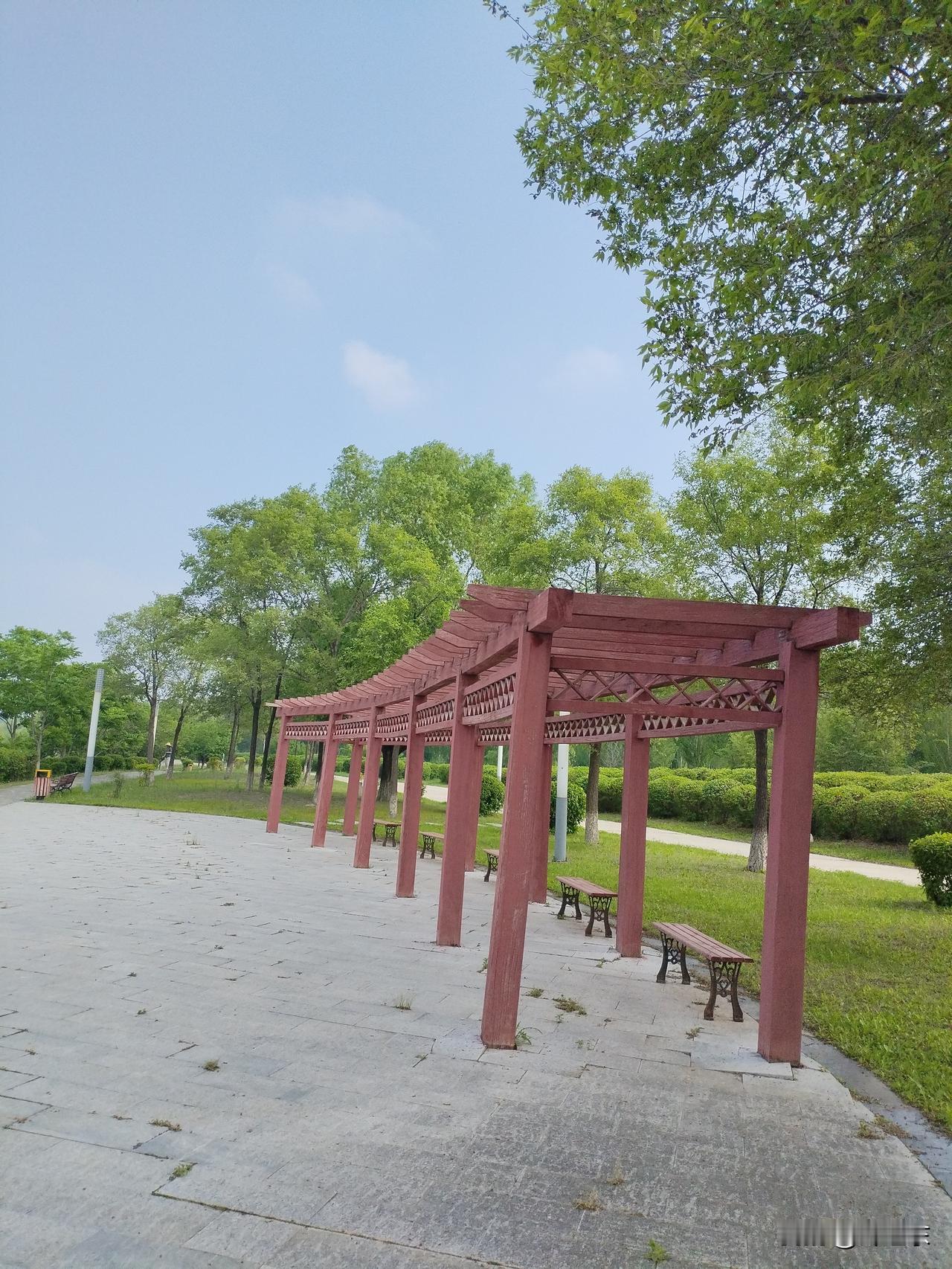 美国会放弃遏制中国吗？我的看法是不会的。
   第一，遏制中国的发展， 是美国执