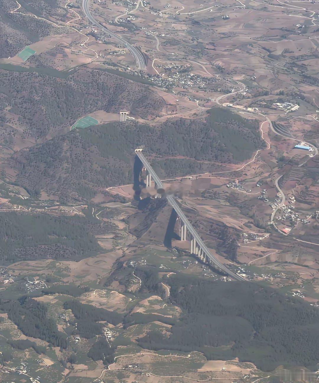 云南某高架公路，网友认为可以从右边绕过去没有必要架桥和打山洞隧道，看起来好危险啊