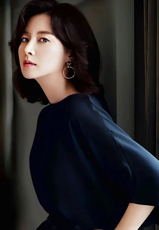 55岁李英爱状态55岁的李英爱，真的把岁月活成了温柔的养分。气质干净通透，神态从