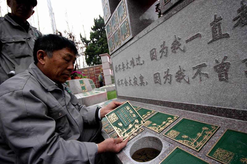 七旬老人想和亡女合葬，竟被陵园要求亡者本人签字，这事儿听起来就离谱。老人独生女早