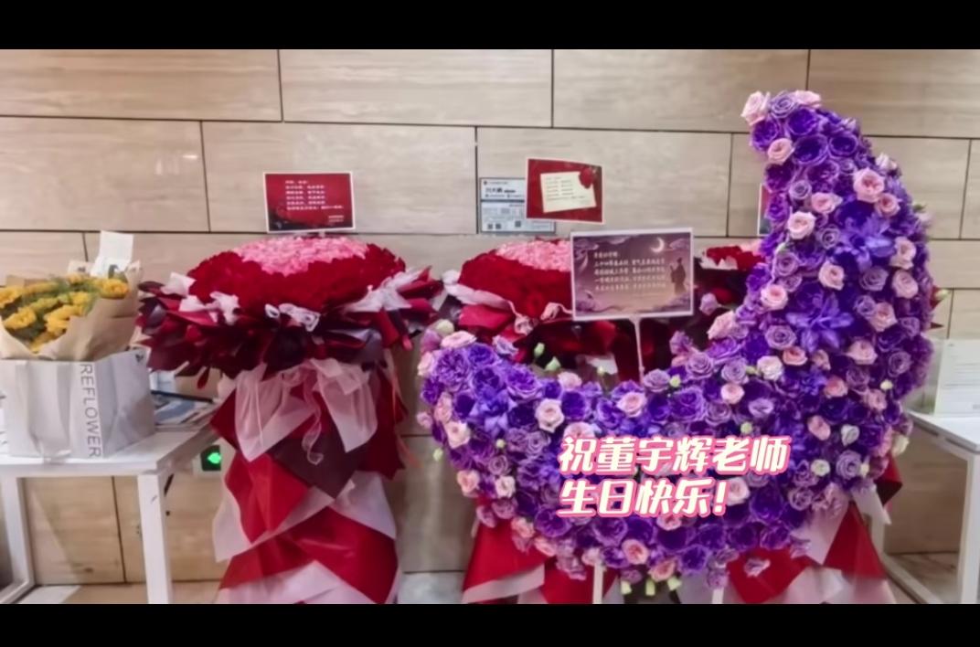 真是佩服，万能的粉丝朋友们，0点刚到，祝福宇辉生日快乐的留言霸屏了。[比心]
