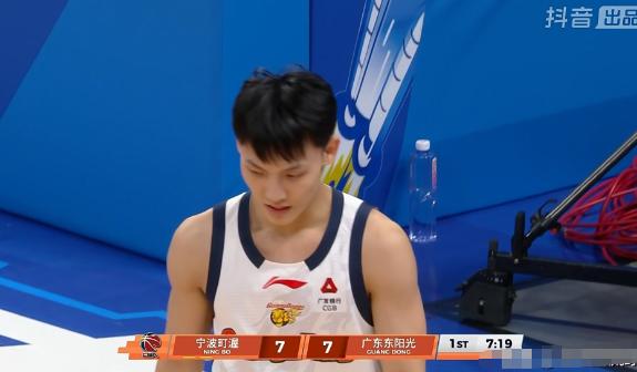 广东东阳光巨星徐杰真是太不走运了！在今天广东东阳光客场挑战宁波町渥的比赛中，目前