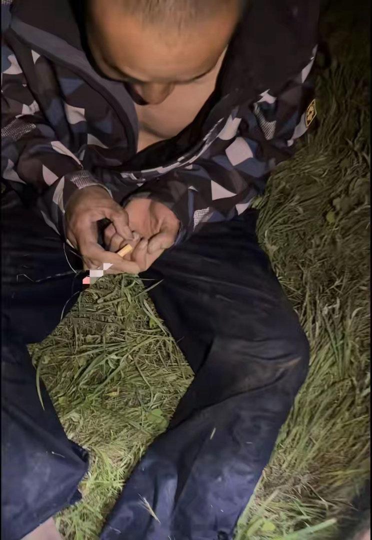 00后夫妻与钓鱼佬合力救起落水大爷大爷为救羊被困深水坑，00后夫妻与钓鱼佬合力救