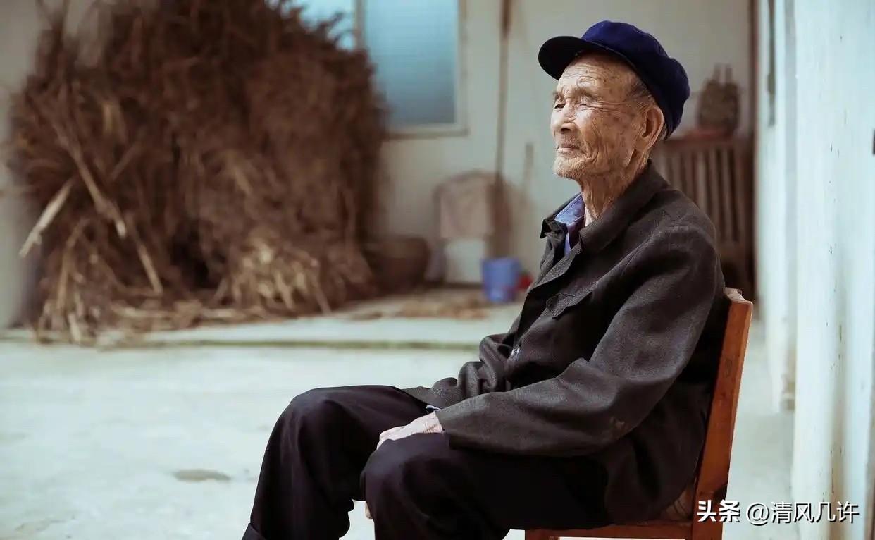 我们村有个人查出癌症后，一天医院也没住，一粒药也不吃。回家以后一个星期，他把自己